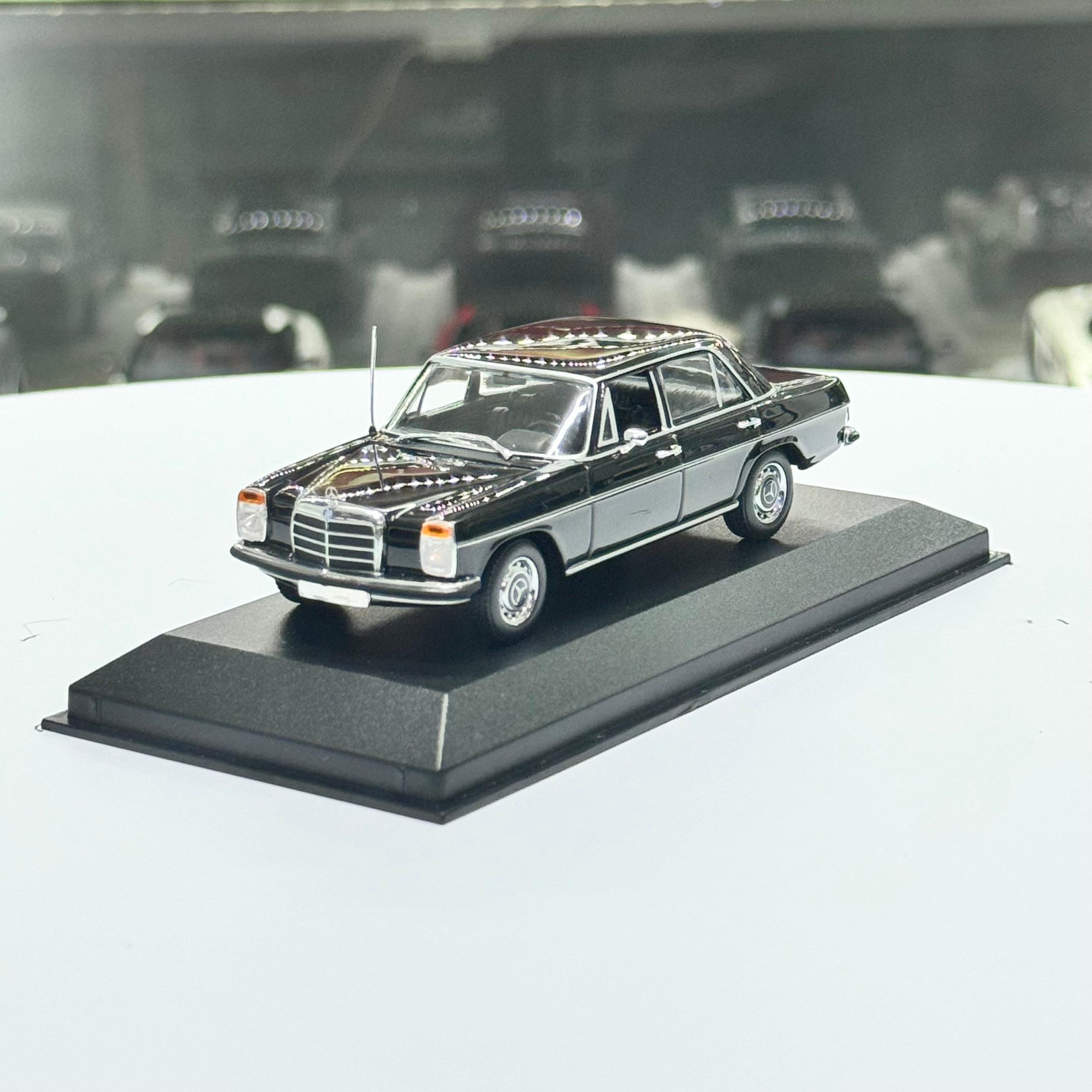 1/43 MERCEDES-BENZ 200 (W115) 1968 BLACK