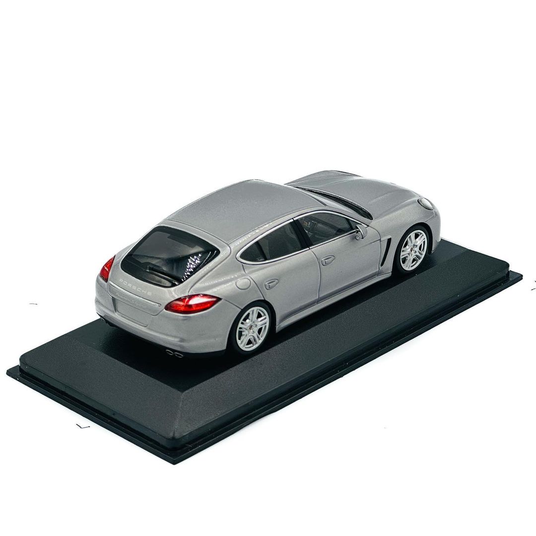 1/43 Porsche Panamera S Hybrid (GT-Silbermetallic)