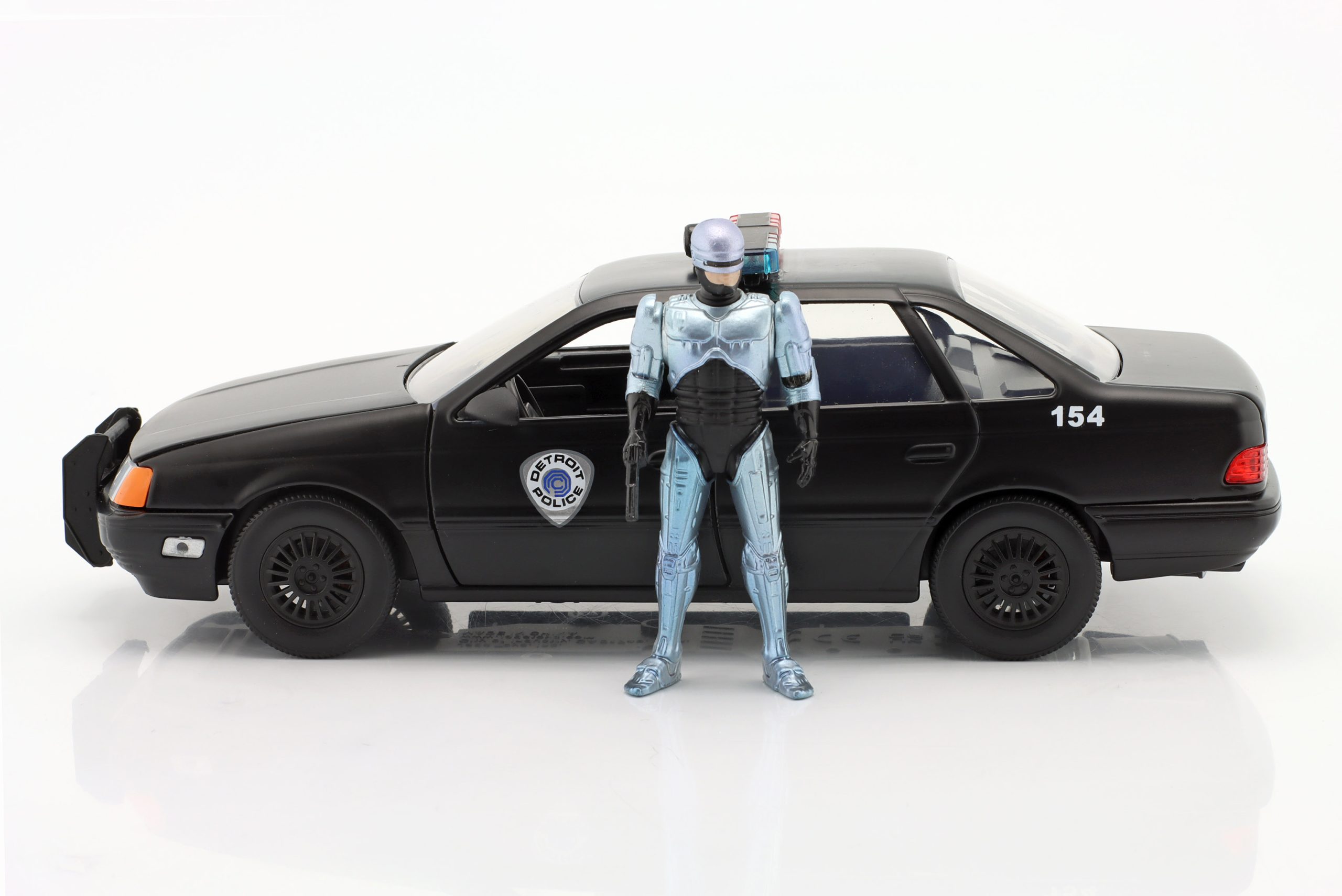 1/24 1986 FORD TAURUS AND ROBOCOP