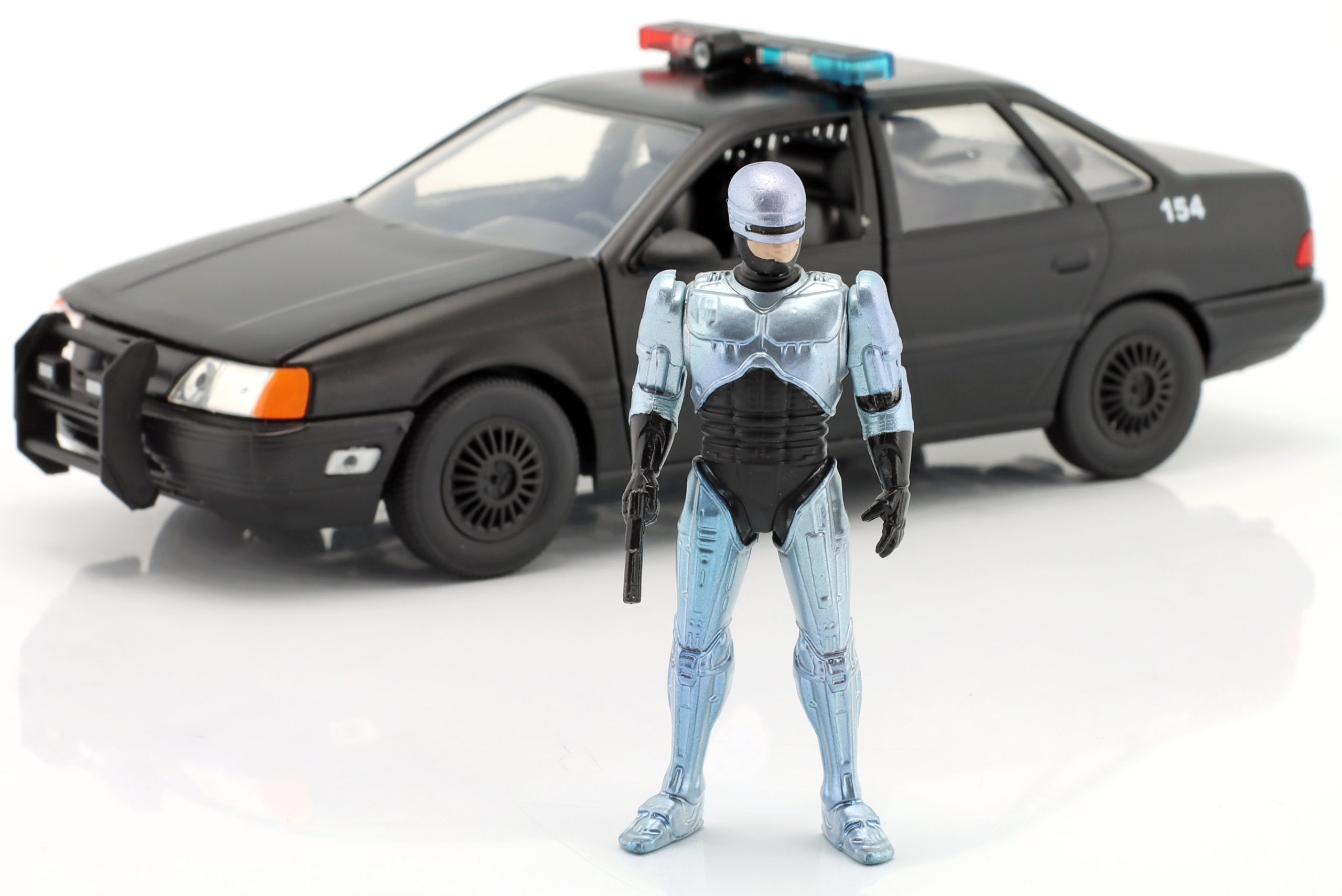1/24 1986 FORD TAURUS AND ROBOCOP