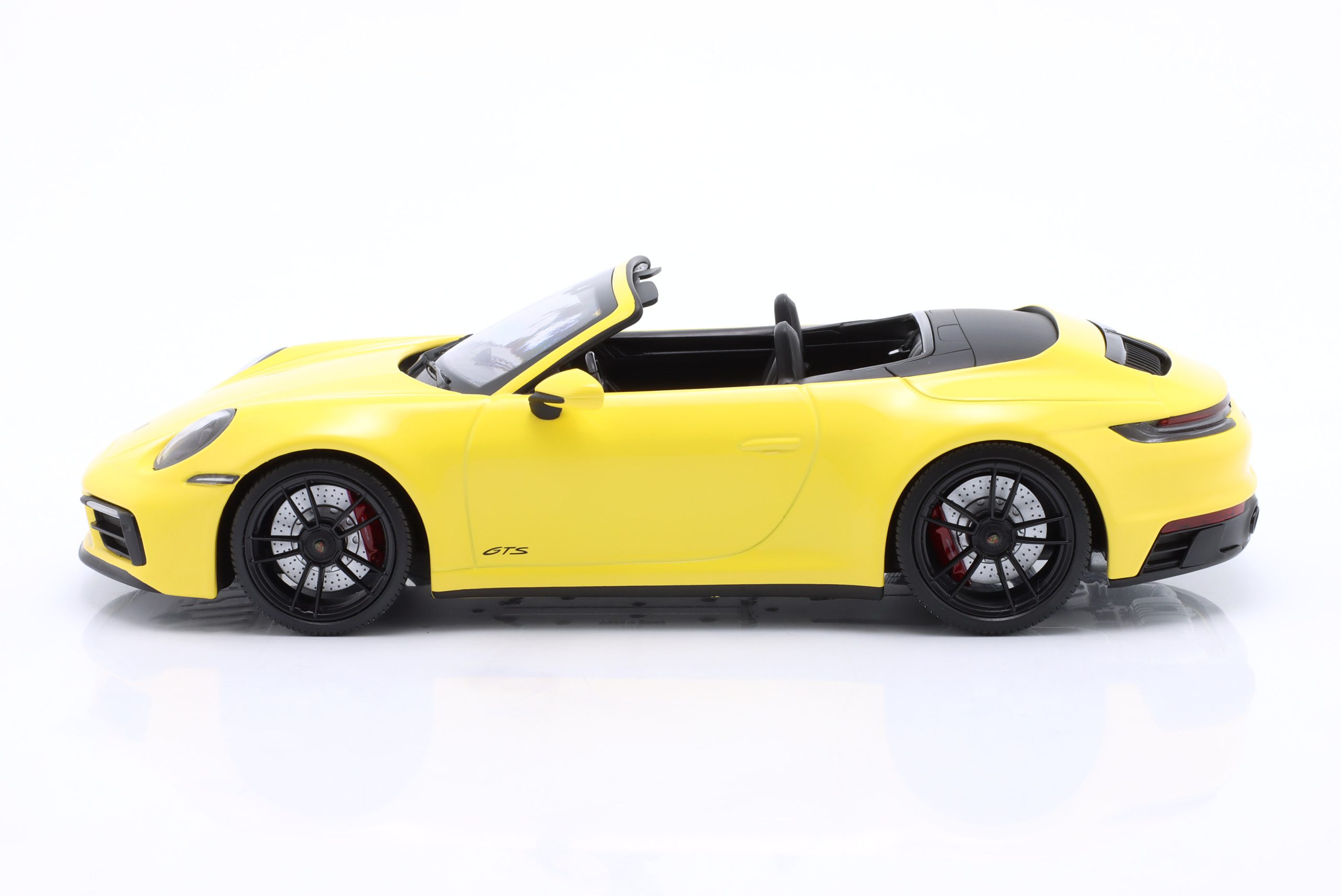 1/18 PORSCHE 911 CARRERA 4 GTS CONVERTIBLE