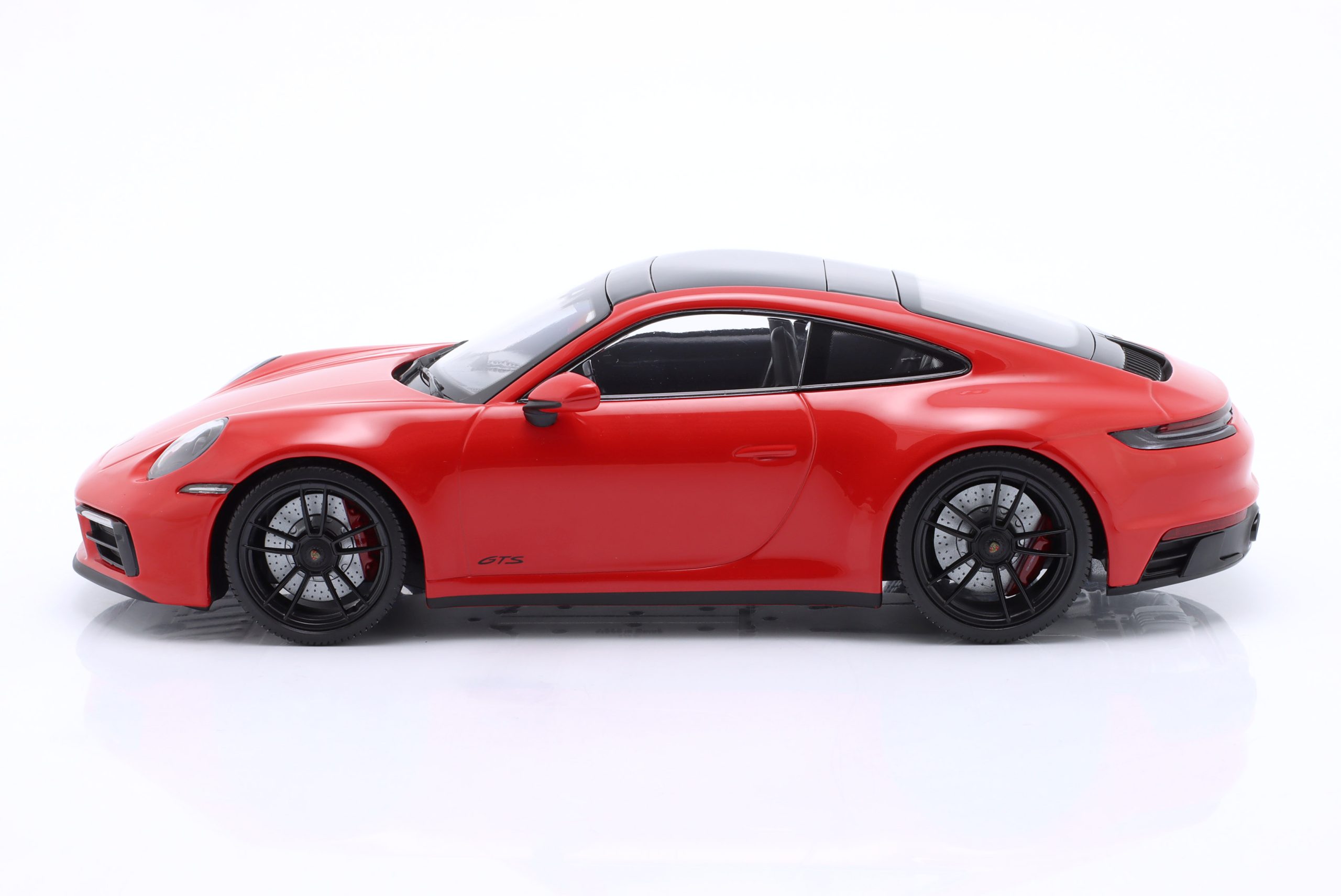 1/18 PORSCHE 911 CARRERA 4 GTS COUPE