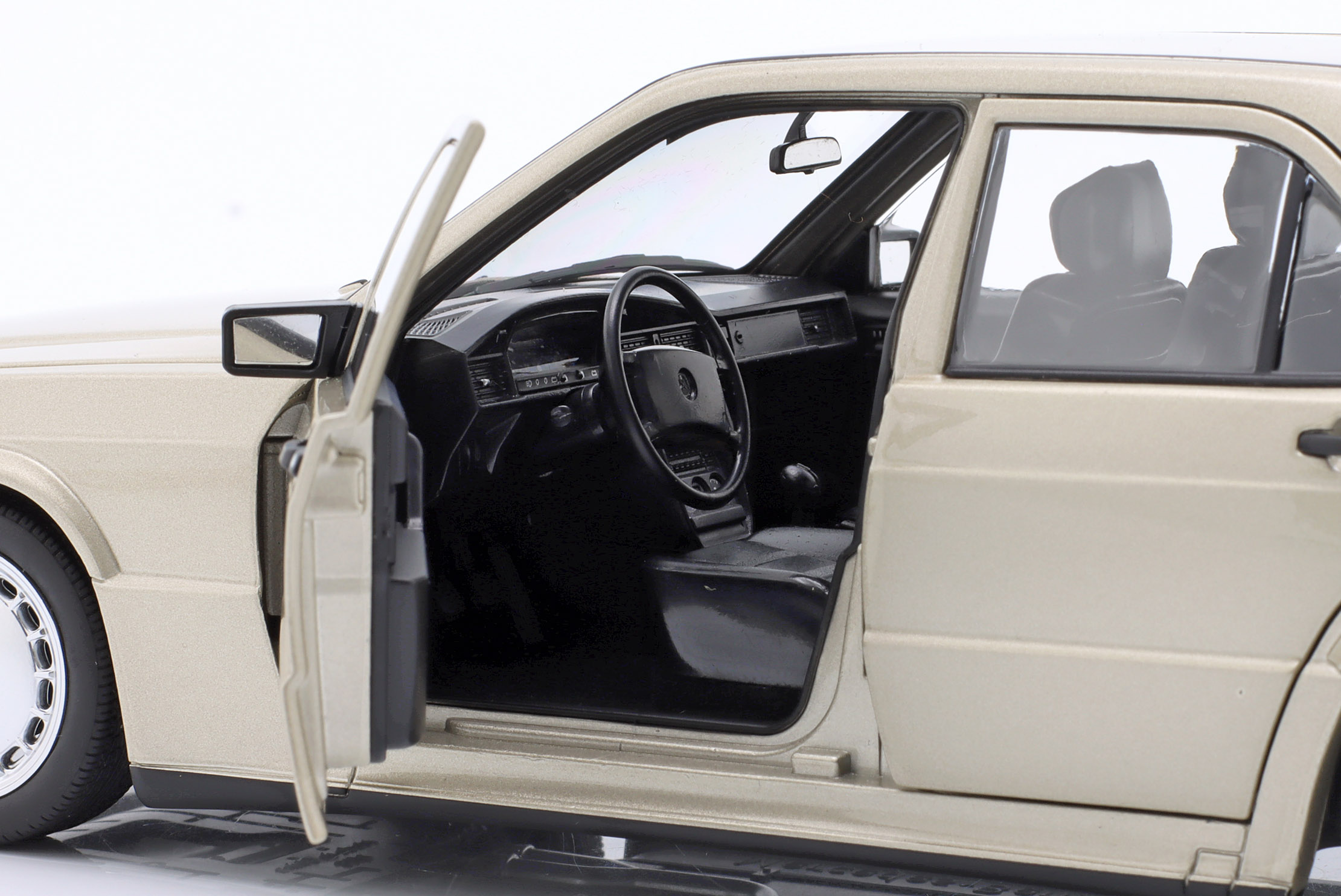 1/18 Mercedes-Benz 190 E 2.3 - 16 (W201)