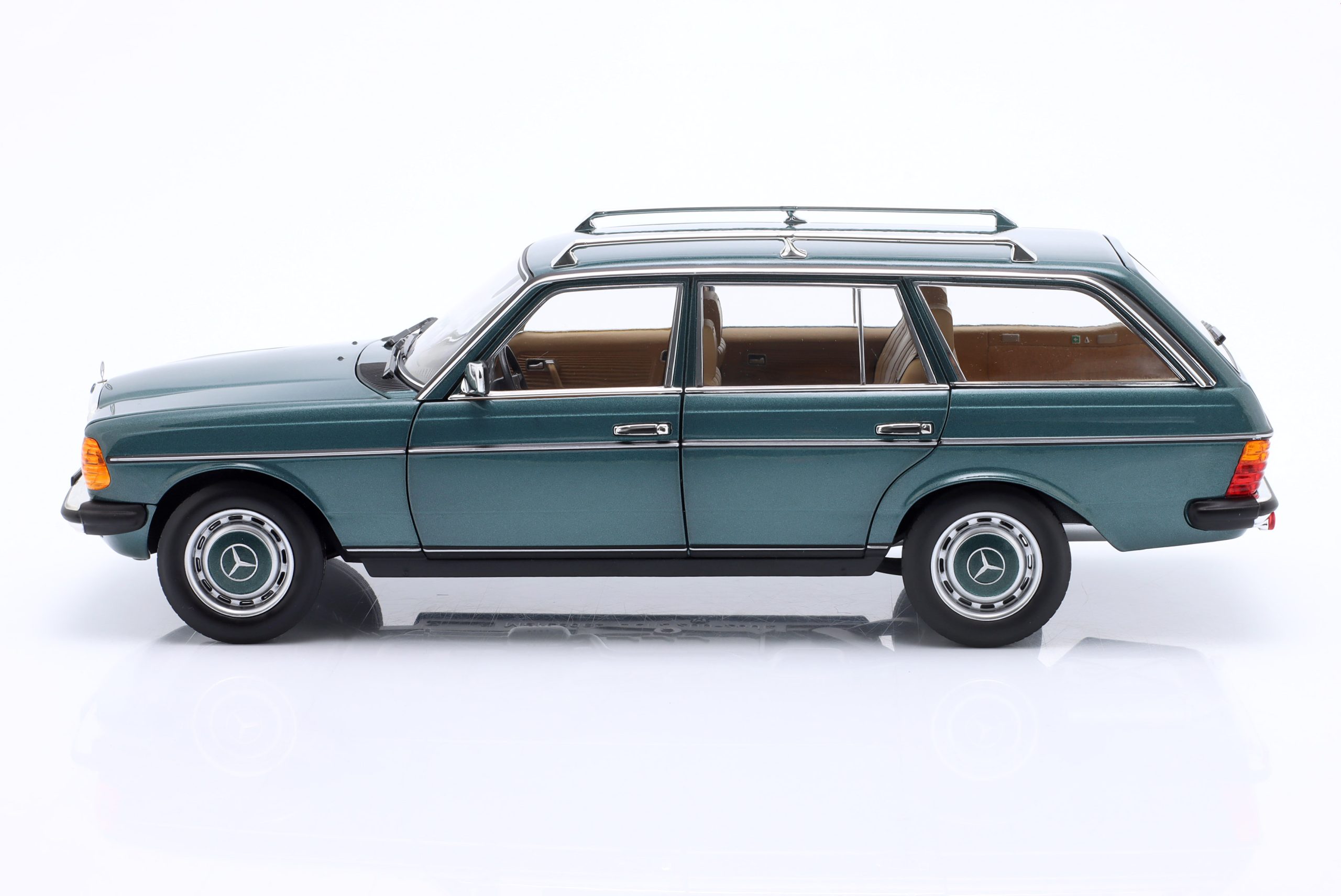 1/18 Mercedes-Benz E CLASS 200 (S123) T-Model