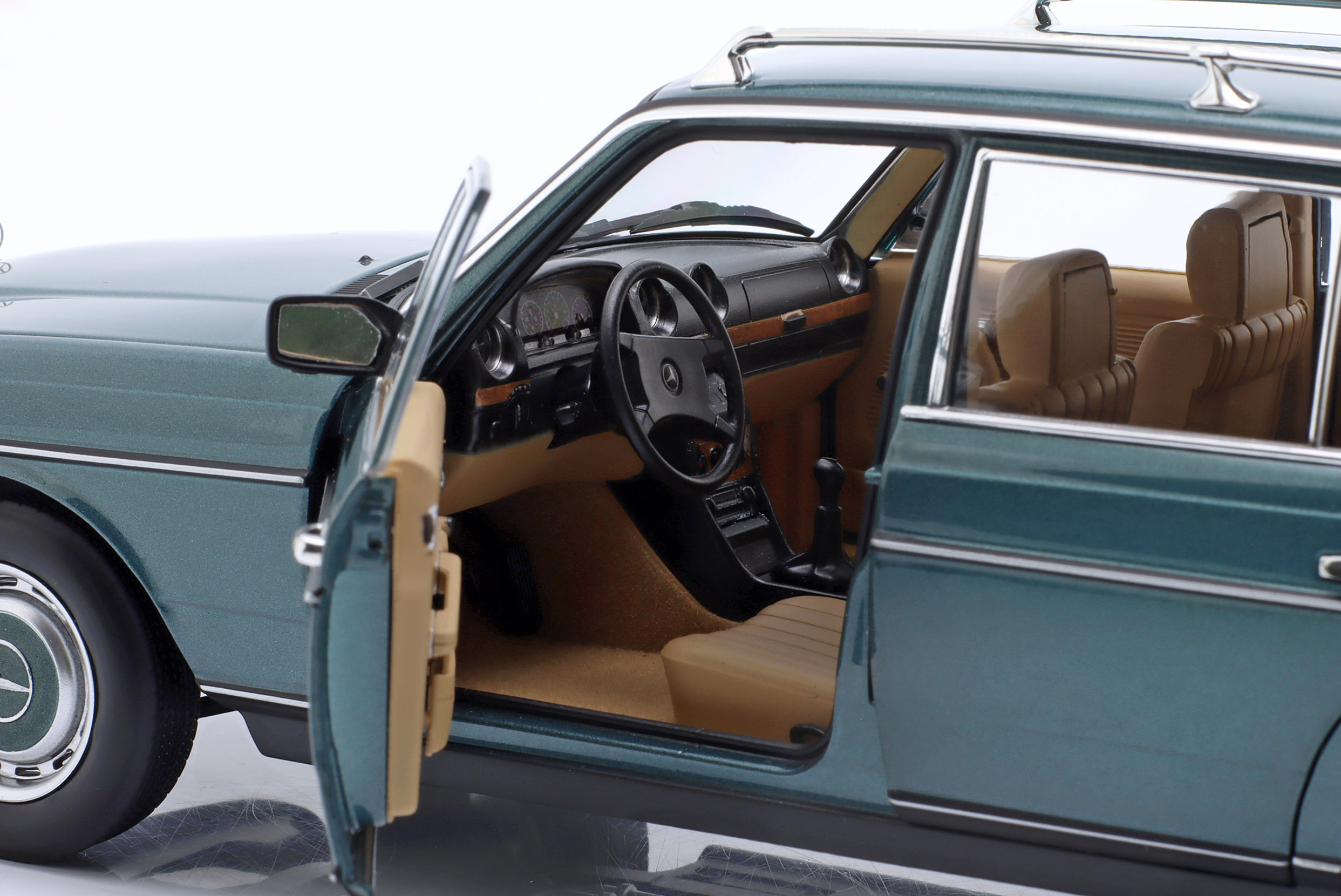 1/18 Mercedes-Benz E CLASS 200 (S123) T-Model
