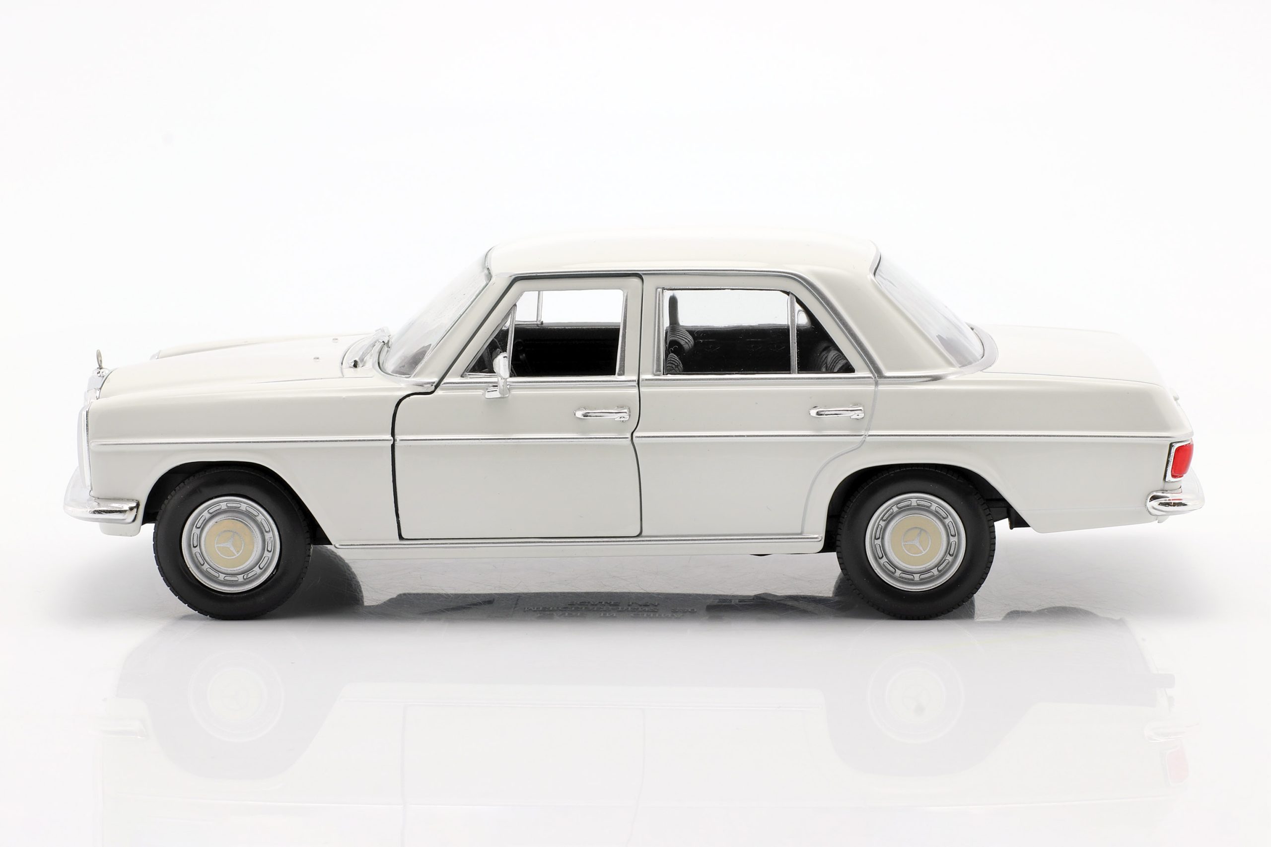 1/24 MERCEDES-BENZ 220 (W115)